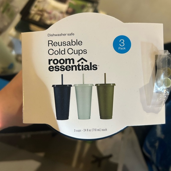 9 plastic reusable cups with straws - Picture 1 of 3